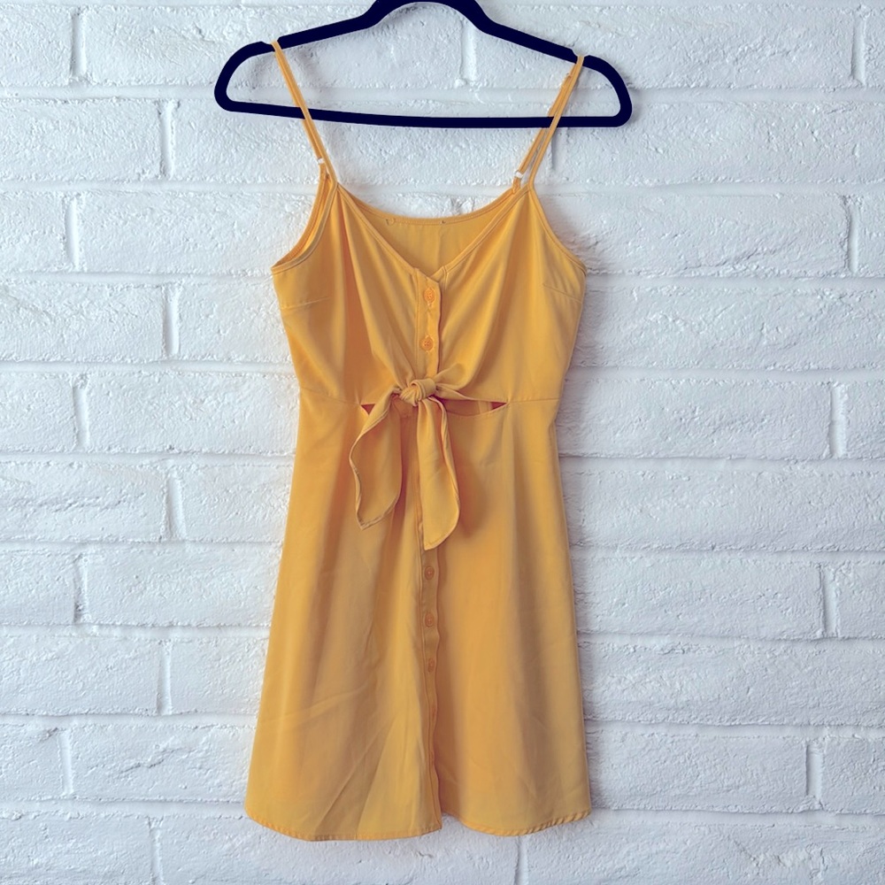 FOREVER 21. Summer dress. Buttons. Adjustable straps. Excellent condition.